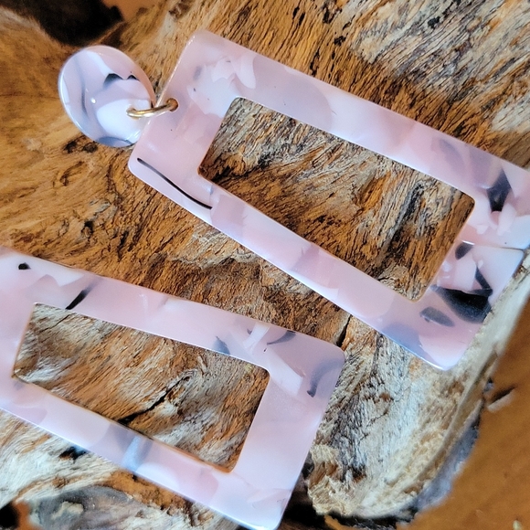 Pink Tortoiseshell Lucite Rectangle Drop Dangle Earrings, lightweight - Picture 2 of 3
